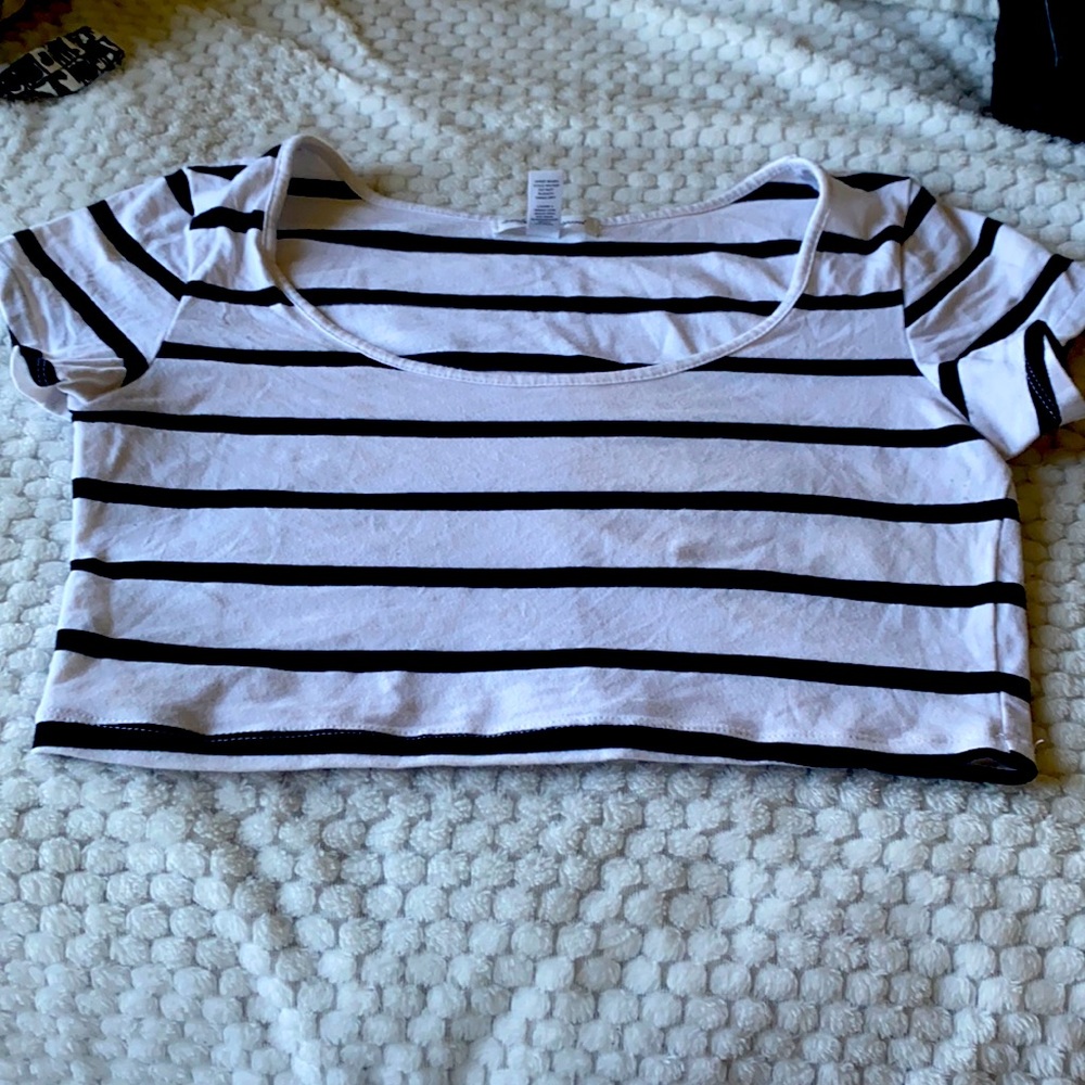 Stripes black and white short top.